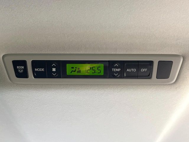【リアオートエアコン】広い後部座席には必須の機能！風量や温度を自動で調整し前席と同様な車内環境にしてくれるリアオートエアコンを装備。夏の暑さも冬の寒さもストレスなく快適にお過ごしいただけます♪