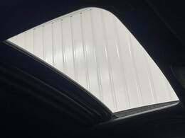 【サンルーフ】装備で解放感があり、車内も明るくなります！