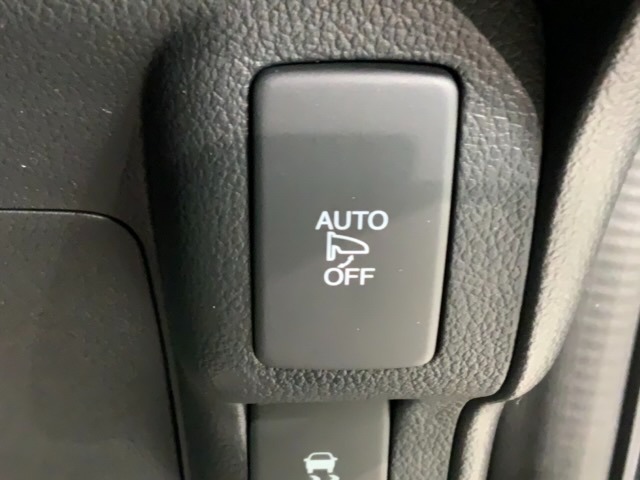 狭い駐車場で便利な電動格納ドアミラーが付いています。