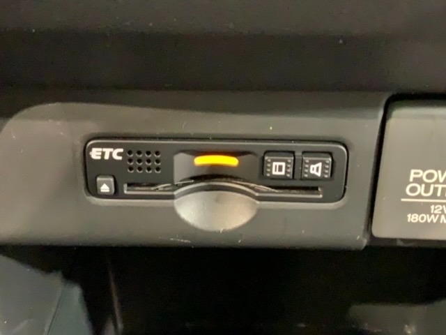 いまや快適なカーライフに欠かせないETCが付いています。