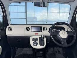 【インパネ】統一感のある洗練されたデザインのインパネ。操作パネルもドライバーを中心とした配置です。