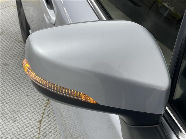 【　電動格納ウインカーミラー　】付いているだけで高級感のUPするウィンカー内臓サイドミラー♪もちろん見た目だけでなく、対向車からの視認性の向上につながり、安全度もUP♪
