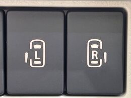 【両側スライドドア】駐車場で隣の車との間隔が狭く乗りにくい時、スライドドアなら安心！ドアオープン時も幅を取らず、開口部が広いので乗り降りがとっても簡単です。大きな荷物の出し入れも後席から可能♪