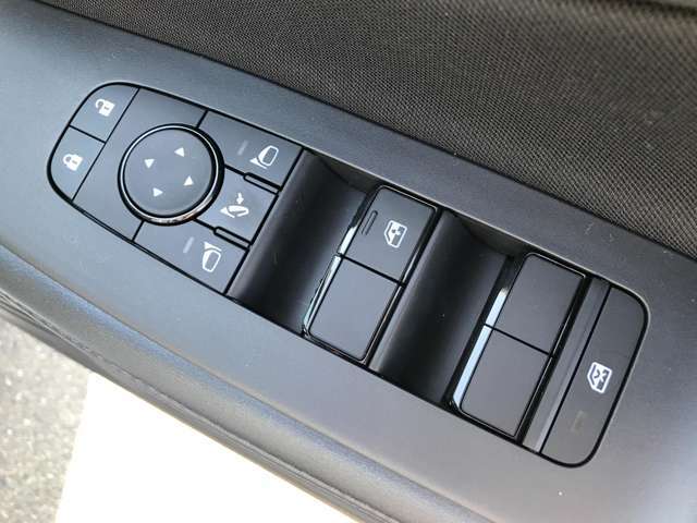 電動格納ミラーで、サイドのミラーの開け閉め楽々！！角度調整もバッチリできます♪♪