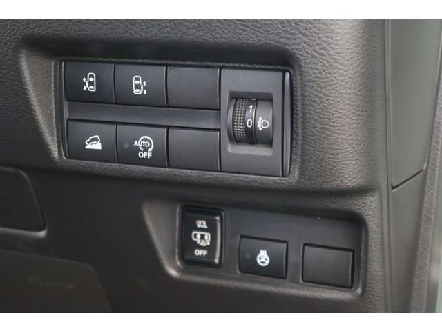 【プレミアム装備】運転席側＆助手席ハンズフリー機能付きオートスライドドア標準装備※両手が塞がっていてもスライドドア下部に足先を入れれば自動で開閉する快適装備です/ステアリングヒーター付いてます！