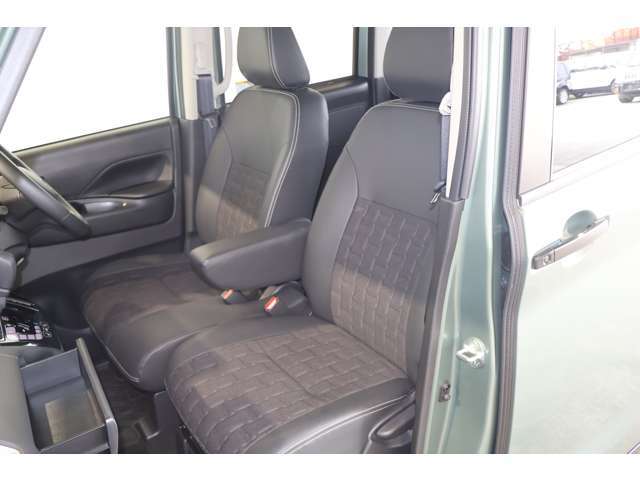 センターアームレスト付フロントベンチシート/運転席＆助手席シートヒーター（クッション部）/ステアリングチルト・シートハイトアジャスター（運転席）・シートベルトショルダーアンカー（運転席・助手席）付