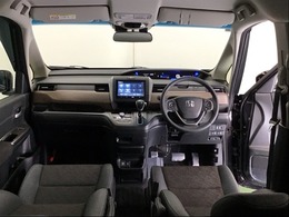 パーキングブレーキはフット式なので運転席と助手席の間はすっきり、移動も楽々です。さっと手が届く位置にATセレクトレバーやエアコンスイッチなどがあり操作性に優れています