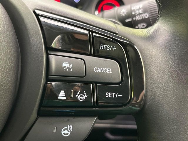 【アダプティブクルーズコントロール】高速道路での長距離走行が楽に！！自動で速度を保つクルーズコントロールが、衝突軽減システムと連携し、前方の車両を感知して車間を保つように速度調節してくれます！！