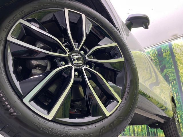 【純正18インチアルミホイール】外観にマッチした純正アルミホイールを装着しております。各種社外アルミホイールや、スタッドレスタイヤも取扱いしております。是非ご相談ください♪