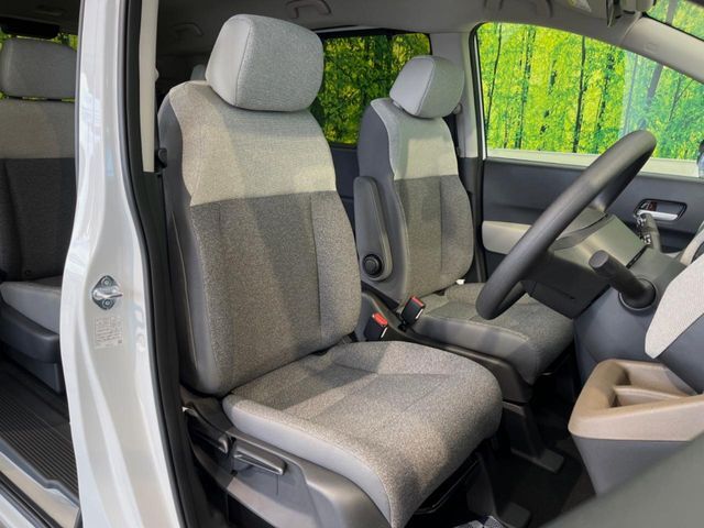 運転席まわりには十分なスペースがあり、大柄な方でもゆったり運転していただける環境です。