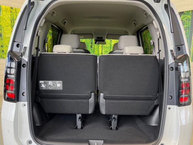 普段のお買い物や通勤、送迎等に十分な荷室スペースを確保しております。セカンドシートを倒すと、大きな荷物の積載も可能です♪