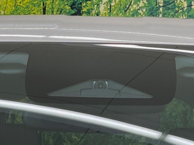 【ホンダセンシング】走行中に前方の車両等を認識し、衝突しそうな時は警報とブレーキで衝突回避と被害軽減をアシスト。より安全にドライブをお楽しみいただけます。
