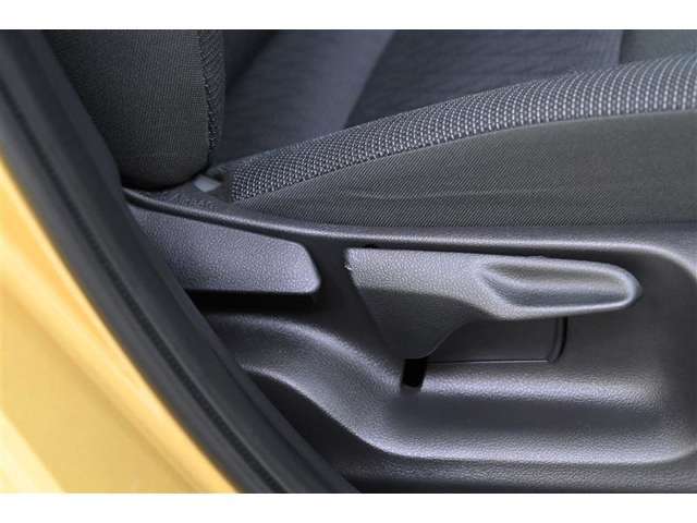 運転席にはリクライニング＋シート上下アジャスターレバーを装備。