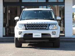 ディスカバリー4は2014年にマイナーチェンジが行われました。ボンネットのネームプレートが「LAND　ROVER」から「DISCOVERY」に変更されています。