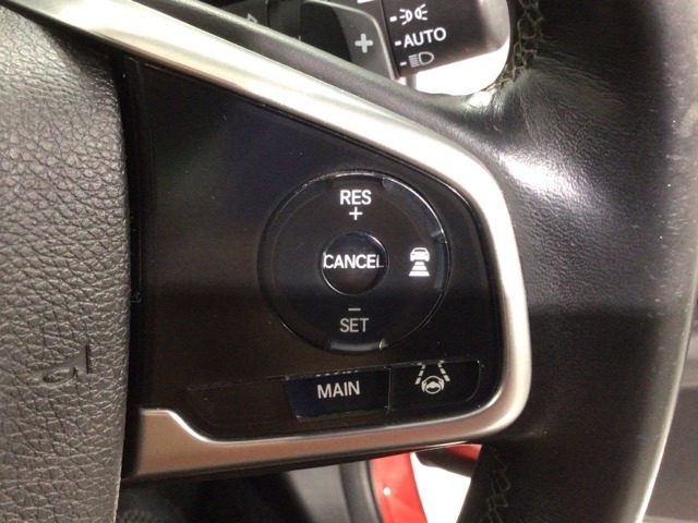 クルーズコントロールを装備しています。高速道路などで一定の速度で走ってくれるので運転が楽ですよ！速度を設定できますので、スピードの出しすぎにも注意できます。