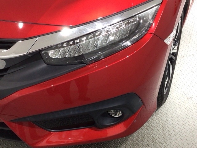 LEDヘッドライトは、点灯の瞬間から最大光量を発揮し、突然暗くなるトンネルなどでの安定感を高めます。