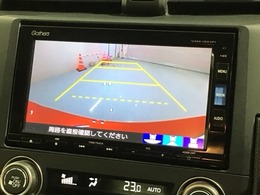 リバースギアに入れるだけで後方の表示へ切り替わります。夜間や雨の日の駐車も楽になりますよ。