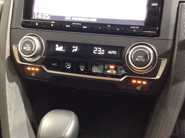フロント両席にはシートヒーターが付いています！寒い日に便利な装備ですね。