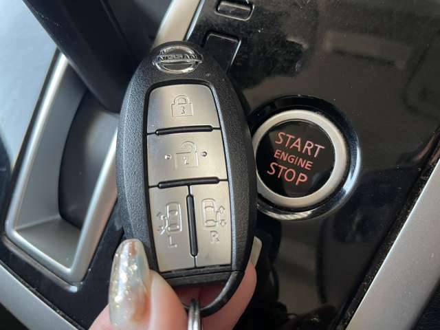【スマートキー＆プッシュスタート】カバンやポケットに入れたままでもドアの施錠・解錠が可能なスマートキーを装備。エンジンのオン・オフ時もカギを取り出す必要が無く、ボタンをプッシュするだけでOK。