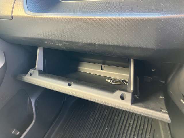 グローブボックスです！車内の収納力もある車です！