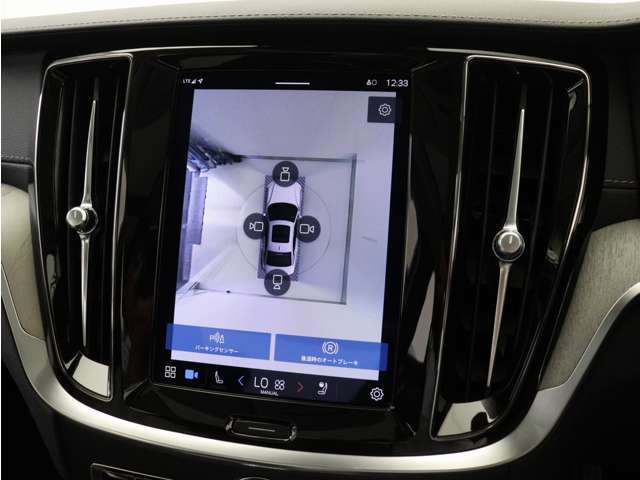 リアカメラによる後方の確認だけでなく、真上から見下ろすバードアイ映像を映し出す360度ビューカメラで、自車周辺の詳細な状況を確認できます。見通しが悪く狭い場所で車を取り回す際には心強い味方となります。