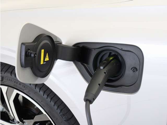 専用コードを接続するだけで簡単に充電が行えます。プラグインハイブリッドモデルRecharge T6 AWD PHEVは、走行中の充電のほか、自宅などに設置された充電機器からの充電が可能です。