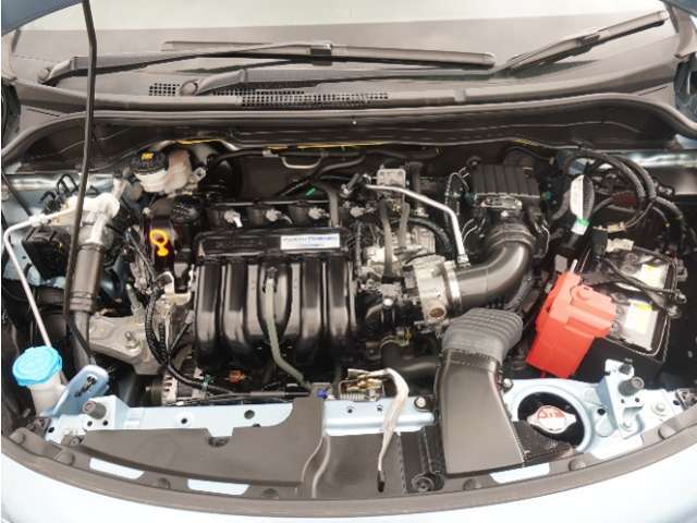エンジンは車の心臓部分です。このエンジンルームが汚いとトラブルの基になります。当店は専用の液剤を使って徹底的に綺麗にします。