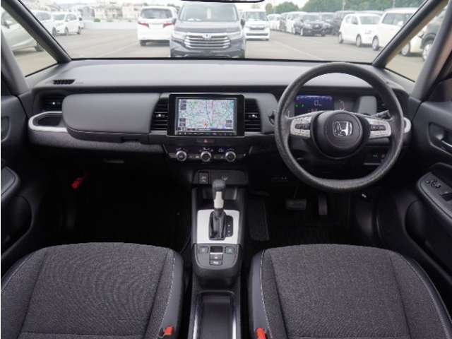視界広々で非常に運転しやすくロングドライブでも疲れを感じさせないすっきりとまとまったインパネ周りです。