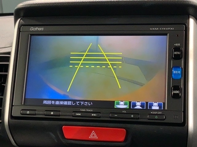 リバースギアに入れるだけで後方の表示へ切り替わります。夜間や雨の日の駐車も楽になりますよ。