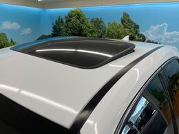 【サンルーフ】開放感たっぷりの希少装備、サンルーフが装着されています！車内に明かりを取り入れたり景色を楽しむ以外にも、車内の空気も簡単に換気できて快適です！