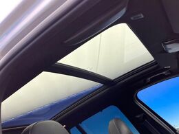 ●サンルーフ：開放感たっぷりの希少装備、サンルーフが装着されています！車内に明かりを取り入れたり景色を楽しむ以外にも、車内の空気も簡単に換気できて快適です！