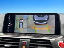 ●パノラミックビューモニター：専用のカメラにより、上から見下ろしたような視点で360度クルマの周囲を確認することができます☆死角部分も確認しやすく、狭い場所での切り返しや駐車もスムーズに行えます。