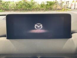 【8インチマツダコネクト】車内の雰囲気にマッチした大型のディスプレイ。スマホ接続でのナビ使用やBluetooth再生等、様々な機能が楽しめます。直感的なダイヤル操作が可能で、使い勝手も良好です。