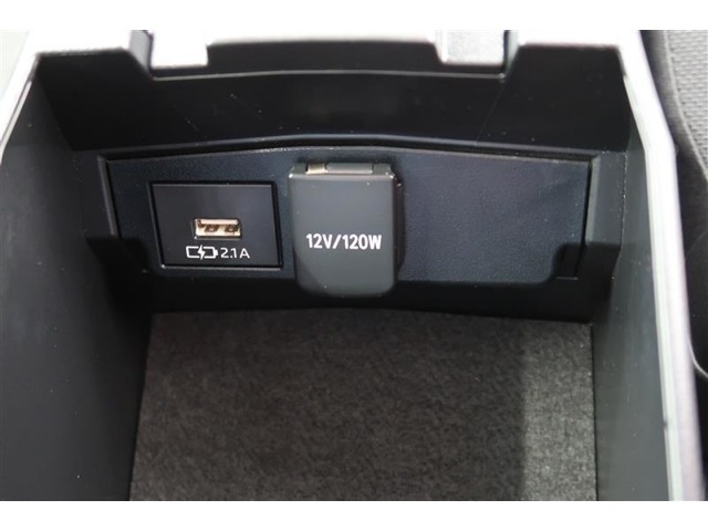 【アクセサリーソケット】12Vのカー用品等の電源供給が可能です。