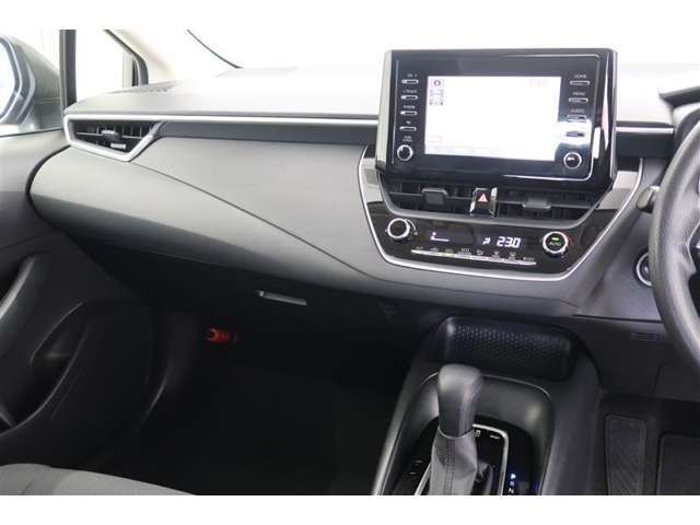 【まるまるクリーニング】内装工程では、中古車を気持ちよくお乗りいただけるよう清掃しております。シートの洗浄はもちろん、ニオイの元となるフロアカーペットまで洗浄・消臭を実施。