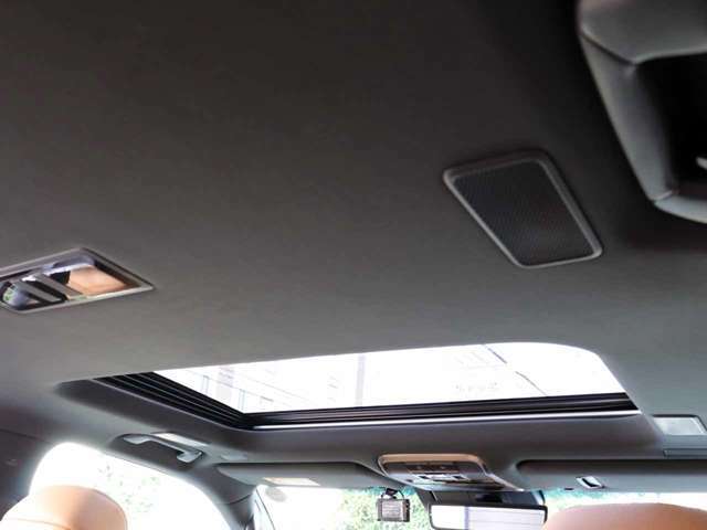 ムーンルーフ付きです。天井もきれいな状態です。禁煙車です。