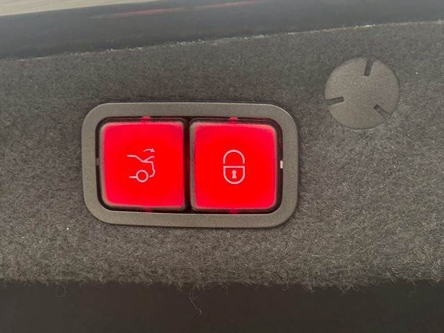 高級車にはお馴染みの【電動リアゲート】搭載。