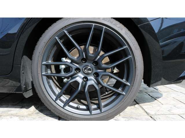 特別仕様車専用鍛造アルミホイール（BBS製マットブラック塗装）