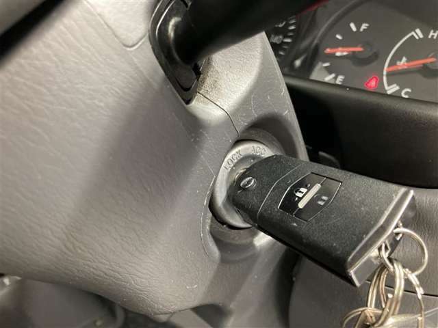 リモコンキーのため、リモコン部分のボタンをワンプッシュするだけでドアの鍵の開閉が可能です。エンジン始動時はは鍵穴に刺して回します。