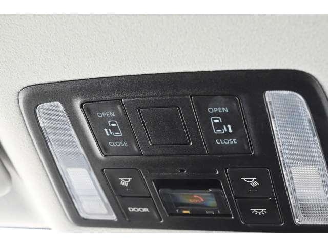 【両側電動スライドドア】ワンタッチで両側のスライドドアの開閉が可能です！もちろんキーからの操作も可能♪お子様を抱いている時・両手いっぱいの荷物時などもピッと開いてくれるドアには感動の気持ちが！？