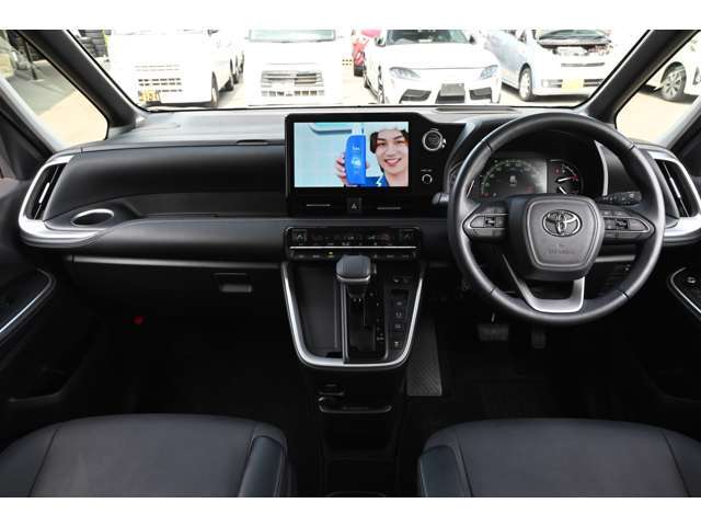 【インパネ周り】視界がよく運転しやすい設計となっております。インパネ周りもすっきりと洗練されたデザインで高級感が溢れています☆日々のドライブを飽きさせません♪