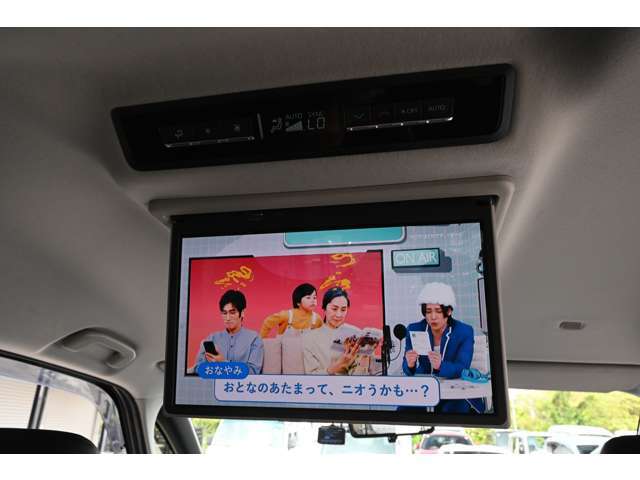 【フリップダウンモニター】嬉しい後席モニターを装備♪後席の方も画面を見ながらゆったりとくつろいで頂けます！お子様も大喜びですね☆ファミリーカーにはぴったりかつ大人気の装備です！