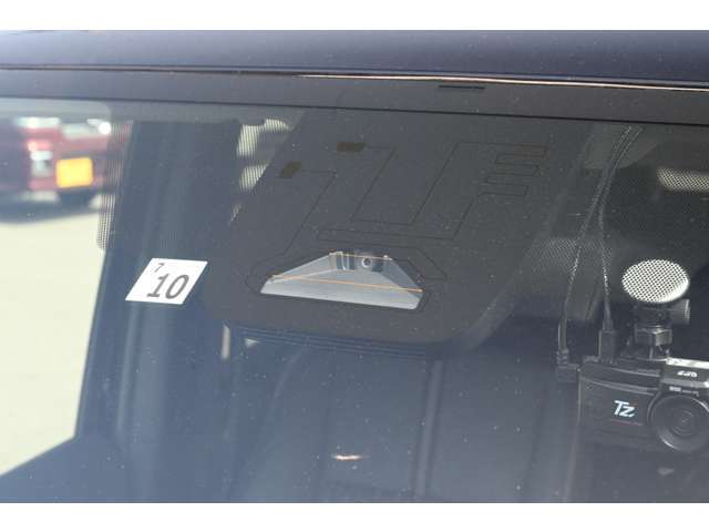 【衝突被害軽減装置】前方の車両や歩行者と衝突する可能性がある場合に作動し、自動的に停止又は減速することにより衝突回避や衝突被害の軽減ができるので安心☆
