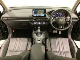 車内は光触媒抗菌消臭施工済です。インパネ周りはスタイリッシュなデザインで機能や装備も充実しています。グローブボックスやカップホルダーのほかにトレーなどたくさんの収納スペースが付いています。