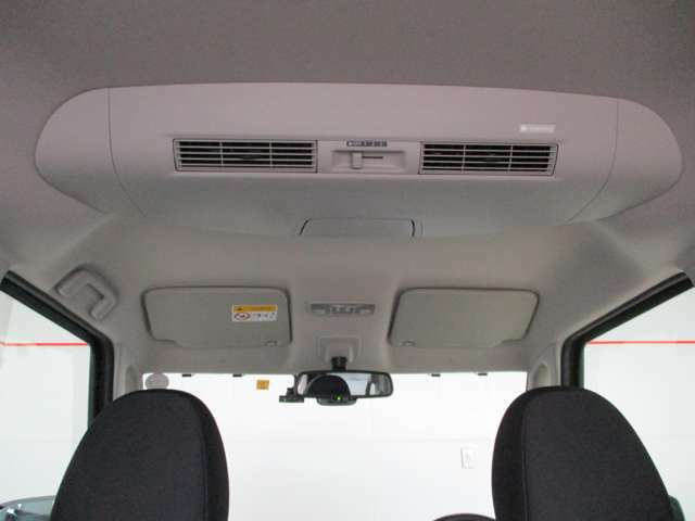 リヤシーリングファン装備で後方へ直接クーラーを向けれます。冷えたクーラーでは無く送風で車内の冷気を循環する装置です。