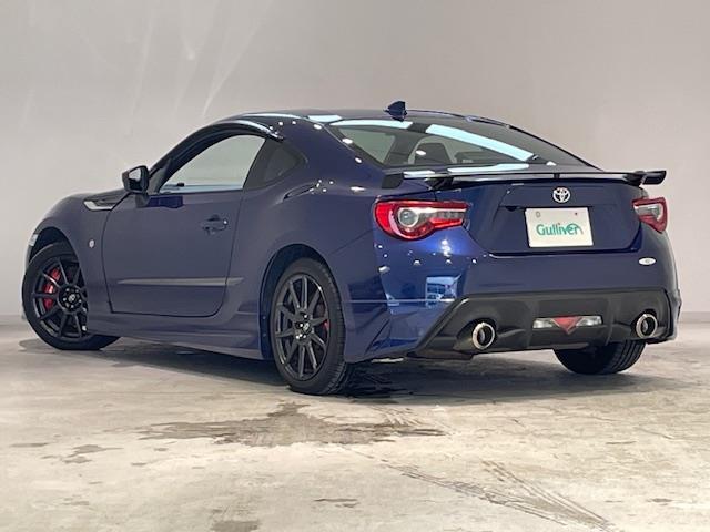 お車を左後ろから見るとこのような感じになります。テールランプやドアバイザー等装備品を確認できます。