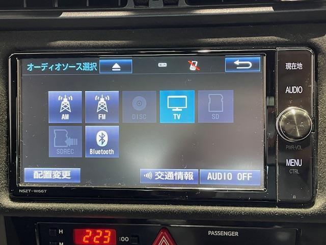 【ナビ】各種オーディオメディアをお楽しみいただけます。自分の現在地を確認できる事と目的地までのルート案内げできます。ドライバーはモニター上に映し出された地図で確認することができます。