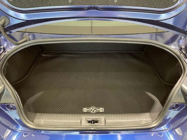 ラゲッジスペースとは、車内の荷物を積むためのスペースのことを指す。後部座席を押し倒すことができる車種の場合、座席を倒してラゲッジスペースを拡大することができる為、荷物の積載量を増やすことが可能である。