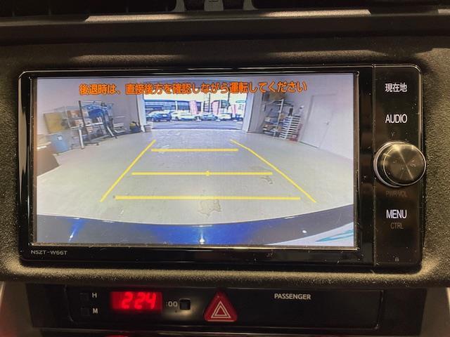 後退時に車両の後ろ側をモニター画面に表示します。車庫入れなどでバックする際に後方確認ができて便利です。車庫入れが苦手な人もこれで安心です♪