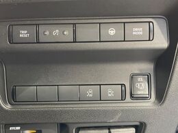 【ハンズフリー機能付き両側パワースライドドア】スライドドアの下に足先を入れてすぐ引くと、自動的にスライドドアが開閉します！荷物で両手がふさがった状態でも、ドアの開閉ができてとっても便利！